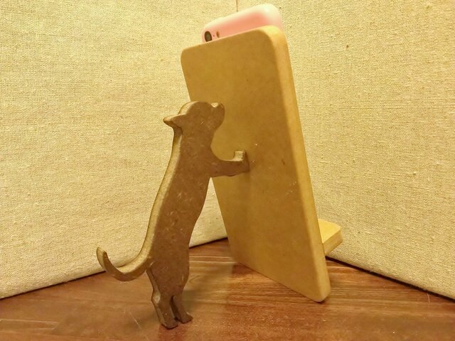 チワワが支える携帯・スマホスタンド ナチュラルの画像1枚目