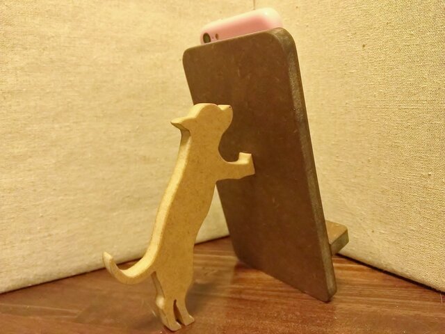 チワワが支える携帯・スマホスタンド 濃茶の画像1枚目