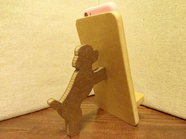 トイプードルが支える携帯・スマホスタンド ナチュラルの画像1枚目
