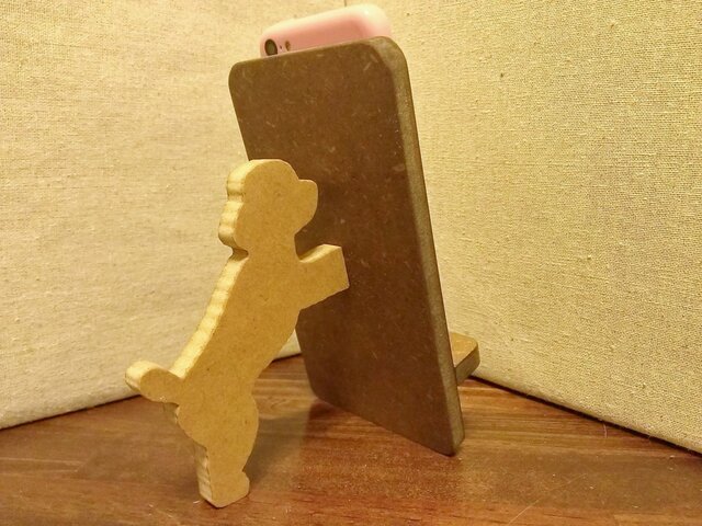 トイプードルが支える携帯・スマホスタンド 濃茶の画像1枚目