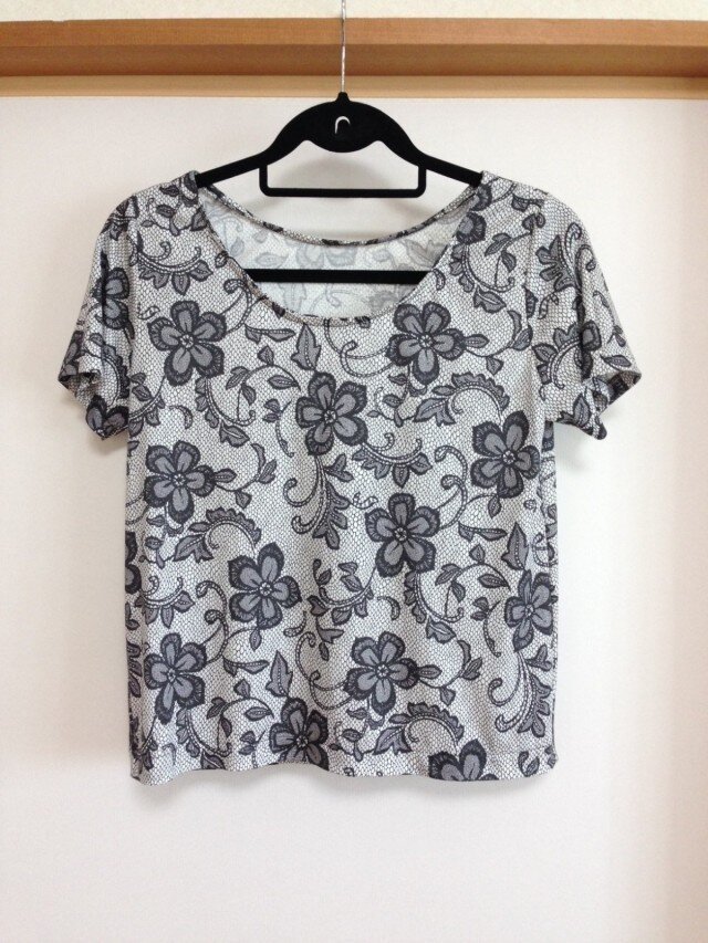 黒花のTシャツの画像1枚目