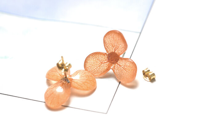 アジサイ【S/茜染】3枚花弁のピアス 14kgf /イヤリングの画像1枚目