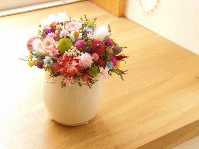 アイボリーのポットにお花畑の画像1枚目