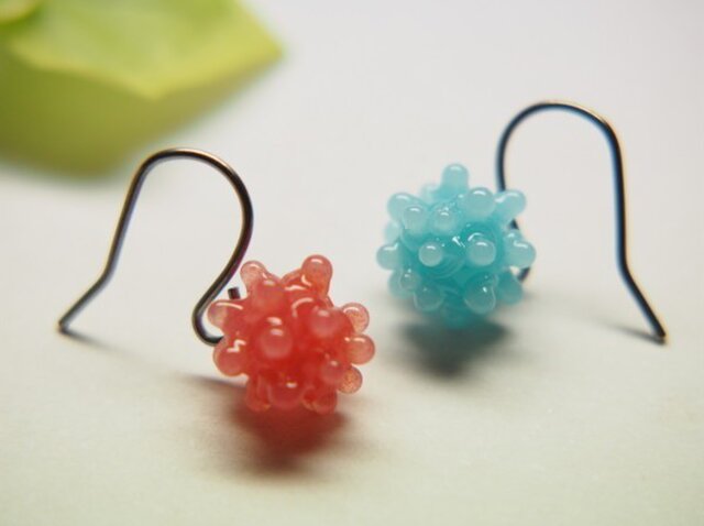 こんぺいとう1粒ピアス いちご色&水色の画像1枚目