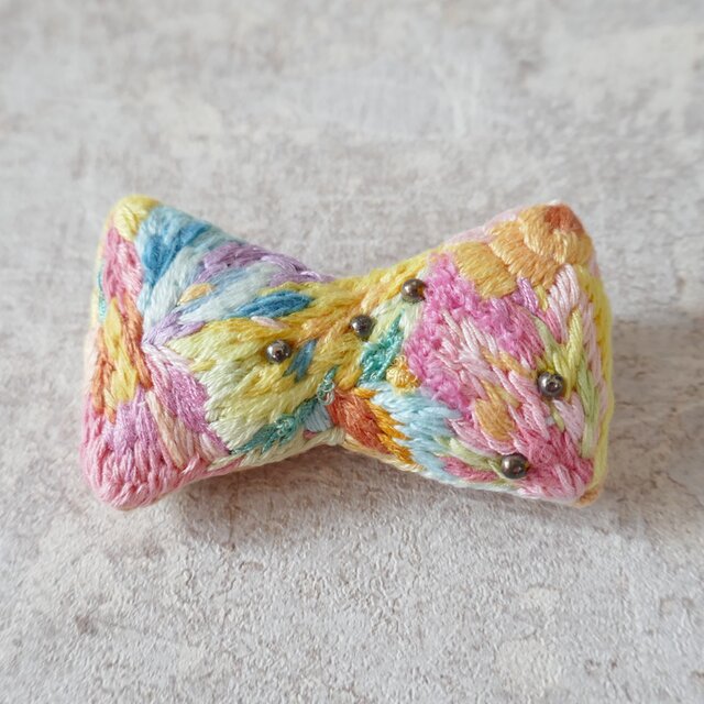 刺繍ブローチ リボンの画像1枚目