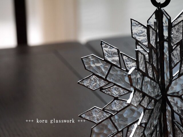 再販】ステンドグラス 雪の結晶 立体 | iichi 日々の暮らしを心地よく