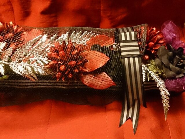 黒と赤のシックなアレンジメント | iichi 日々の暮らしを心地よくする