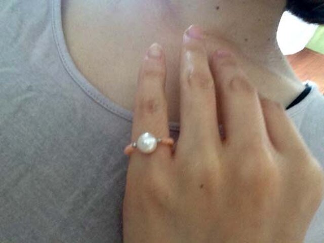 パールと珊瑚のピンキーリング | iichi 日々の暮らしを心地よくする