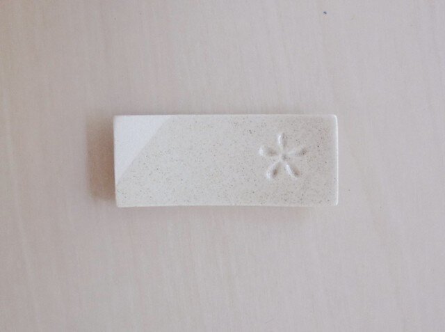 白い花印の箸置きの画像1枚目