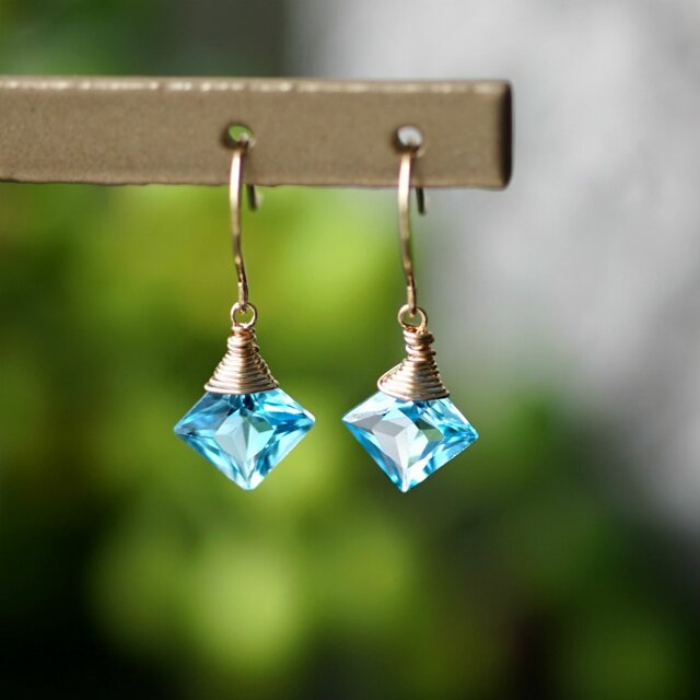 K18スイスブルートパーズのプリンセスカットピアス ~Floraの画像1枚目