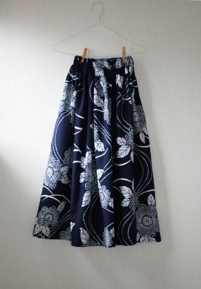 着物リメイクハンドメイド　秋冬物 ギャザーゴムスカート　黒地に扇の模様が可愛です 着物リメイクハンドメイド 秋冬物 ギャザーゴムスカート 黒地に