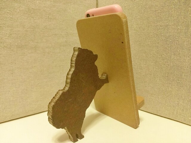 ポメラニアンが支えるスマホスタンド ナチュラルの画像1枚目