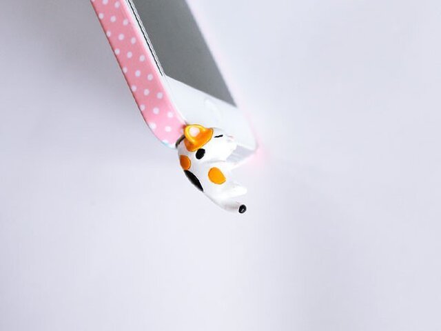 首根っこつままれ猫のイヤホンジャック 三毛オス Iichi ハンドメイド クラフト作品 手仕事品の通販