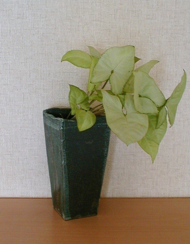 花器～青銅角花入れ