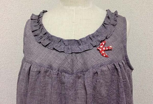 小鳥ブローチ付きワンピースの画像1枚目