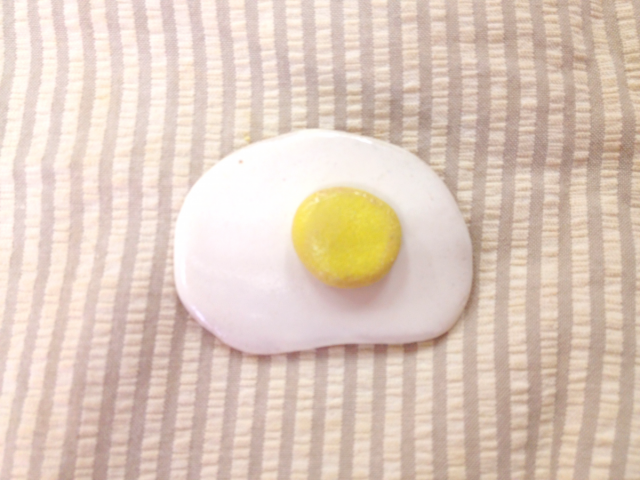 目玉焼きブローチの画像1枚目