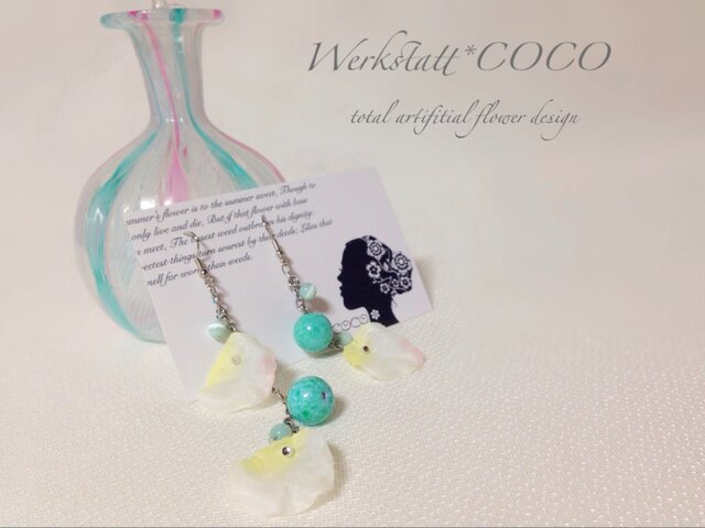 白い花びらとターコイズのロングピアス&イヤリングの画像1枚目