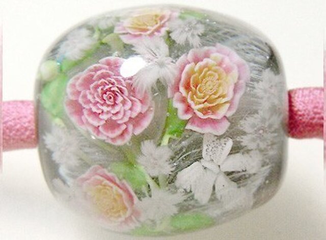 とんぼ玉古布ひもネックレス ピンクのバラの花束(グレー)の画像1枚目