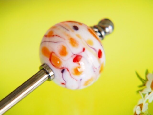 水風船模様とんぼ玉のかんざし 白×オレンジの画像1枚目