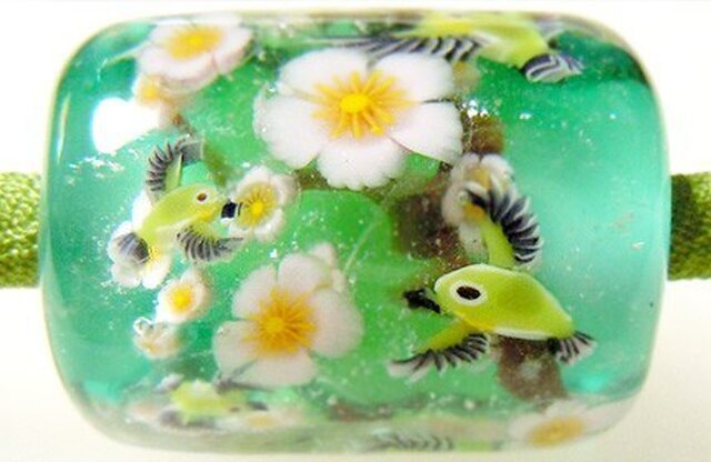 とんぼ玉古布ひもネックレス 梅が枝に目白(緑)の画像1枚目