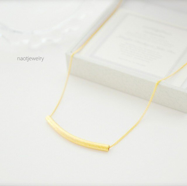 Gold Curved Bar Necklaceの画像1枚目