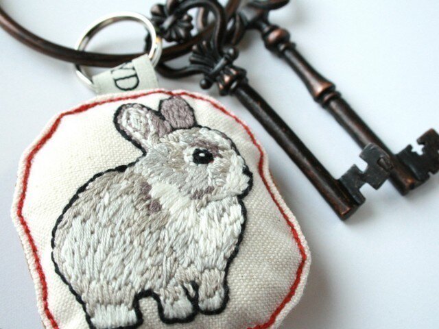 手刺繍・うさぎキーホルダーの画像1枚目