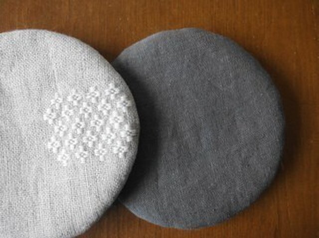 再販 ] 花十字つなぎのコースター丸 こぎん刺し 生成り | iichi 日々の