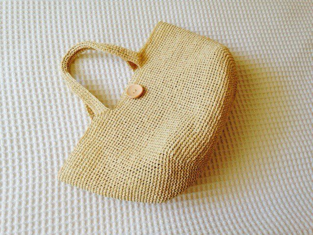 麦わら素材のナチュラルバック(ウッドボタン付き)の画像1枚目