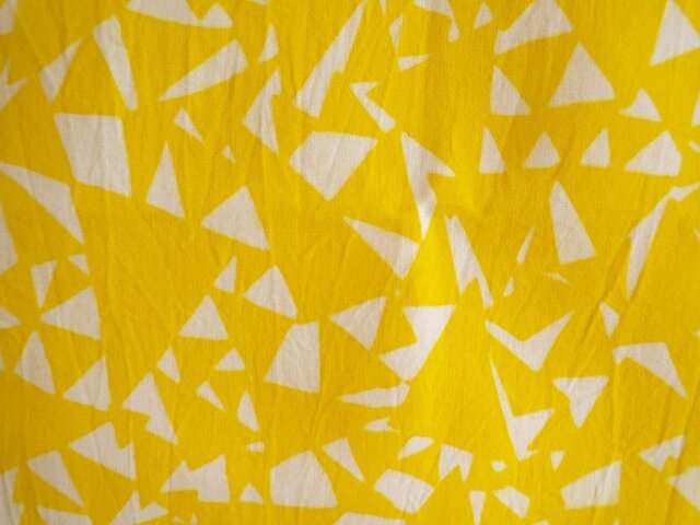 型染め さんかく手ぬぐい きいろの画像1枚目