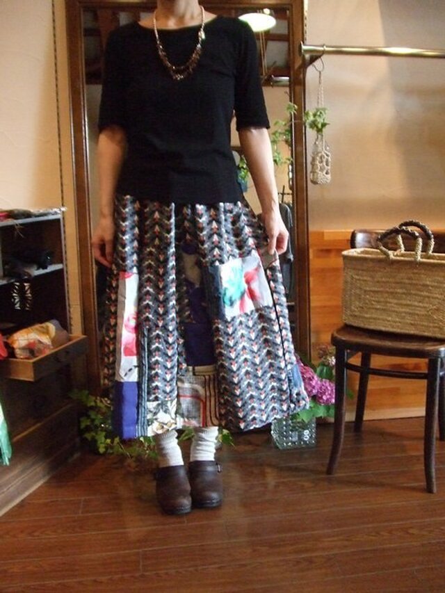 銘仙リメイク☆細かい柄に大きな薔薇♪キュートなスカート