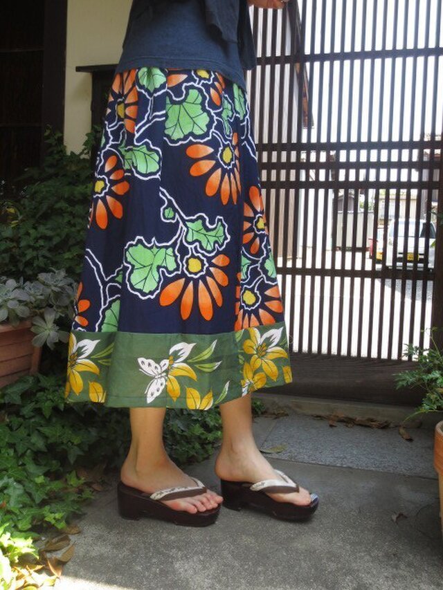 ゆかたリメイク☆紺地にオレンジの大きな花と裾に百合80㎝丈♪