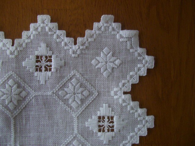 ★20％OFF★ハーダンガー刺繍（ハンドメイド）テーブルクロス 40x110cm ハーダンガー刺繍のテーブルクロス - atelier-el-cielo | minne