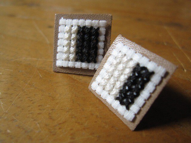 四角のピアス / 白x黒の画像1枚目