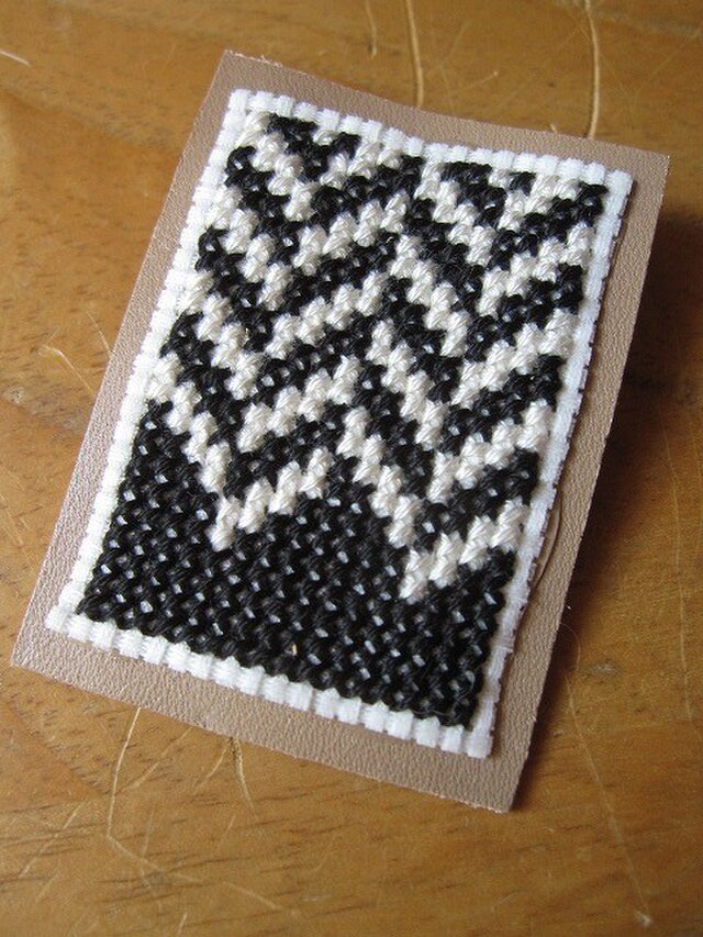 ヘリンボーンのブローチ / 白x黒の画像1枚目