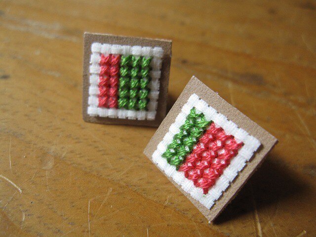 四角のピアス / 緑xピンクの画像1枚目