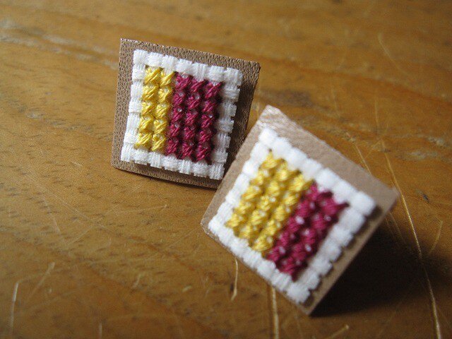 四角のピアス / 黄色x赤紫の画像1枚目