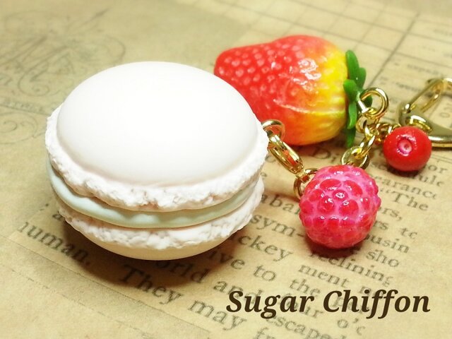 いちごのマカロン フェイクスイーツ キーホルダー ハンドメイド Amazon