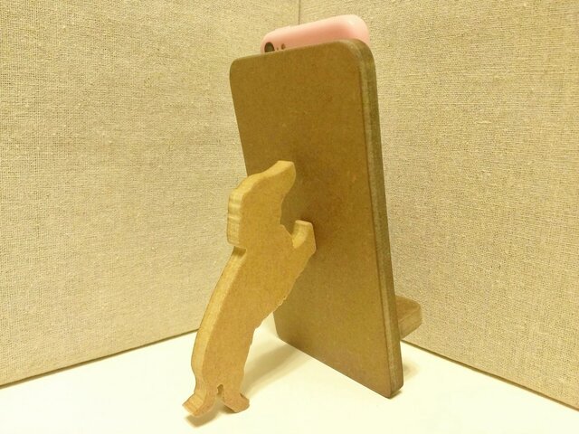 ミニチュアダックスフンドが支えるスマホスタンド 濃茶の画像1枚目