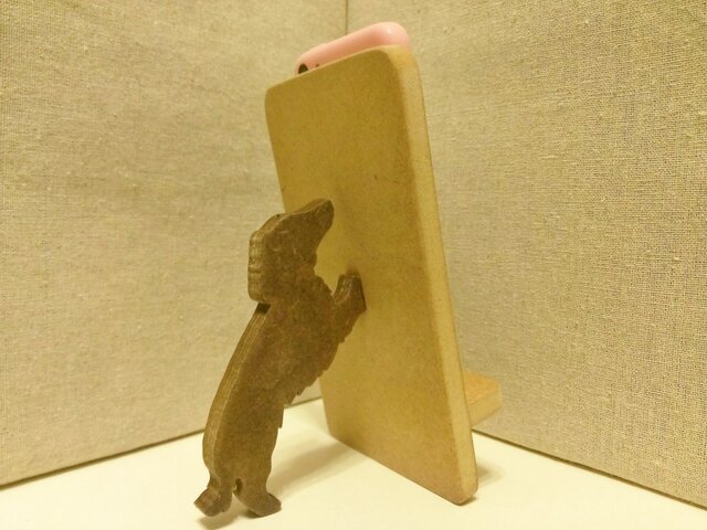 ミニチュアダックスフンドが支えるスマホスタンド ナチュラルの画像1枚目