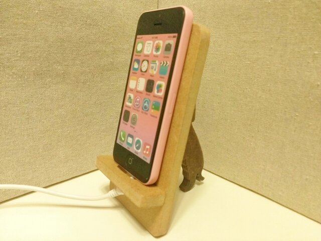 ミニチュアダックスフンドが支えるスマホスタンド ナチュラル | iichi