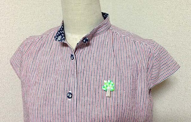 ブローチ(木と小鳥)付きチュニックブラウスの画像1枚目