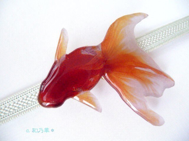 (帯留)涼しげな赤い金魚 <特大>左向きの画像1枚目