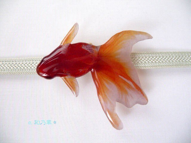 帯留 涼しげな赤い金魚 特大 左向き Iichi ハンドメイド クラフト作品 手仕事品の通販