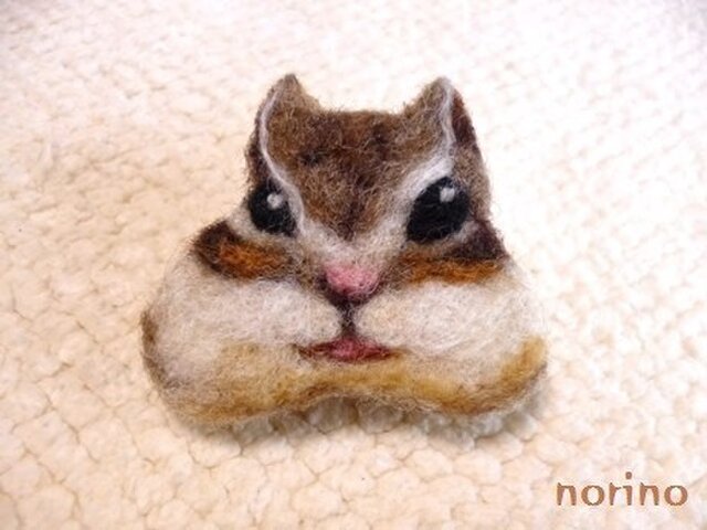 ■羊毛フェルトほおばりシマリスちゃんブローチ■の画像1枚目