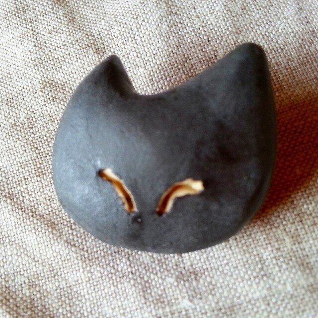 【陶器】ねこブローチ・くろねこの画像1枚目