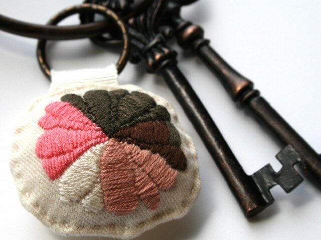 手刺繍・ハナキーホルダーの画像1枚目