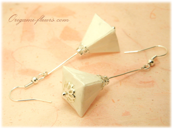 紙の宝石・オリガミピアス△(BlancA2IAr)の画像1枚目