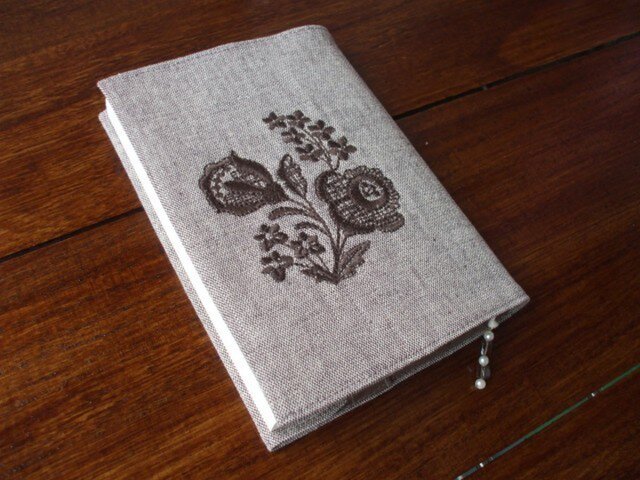 花刺繍の文庫本ブックカバー 茶1の画像1枚目