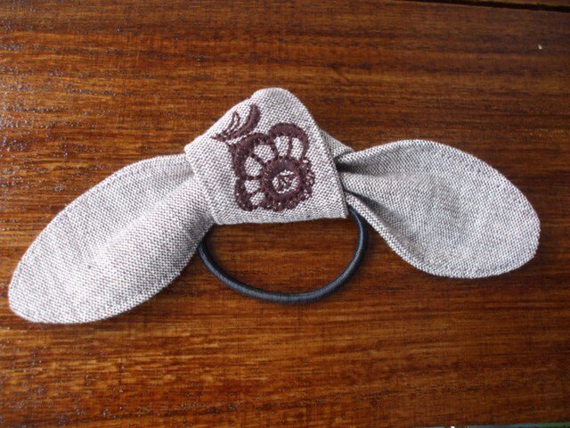 花刺繍のヘアゴム 茶の画像1枚目