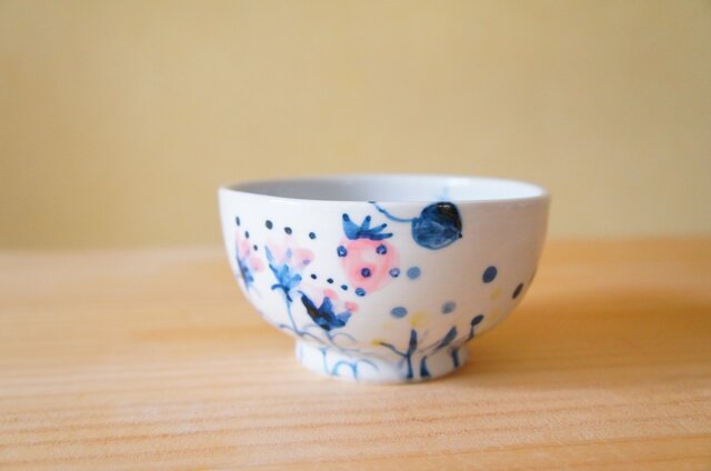 おはなと、いちごと、ちょうと、てんとう虫のお茶碗。の画像1枚目